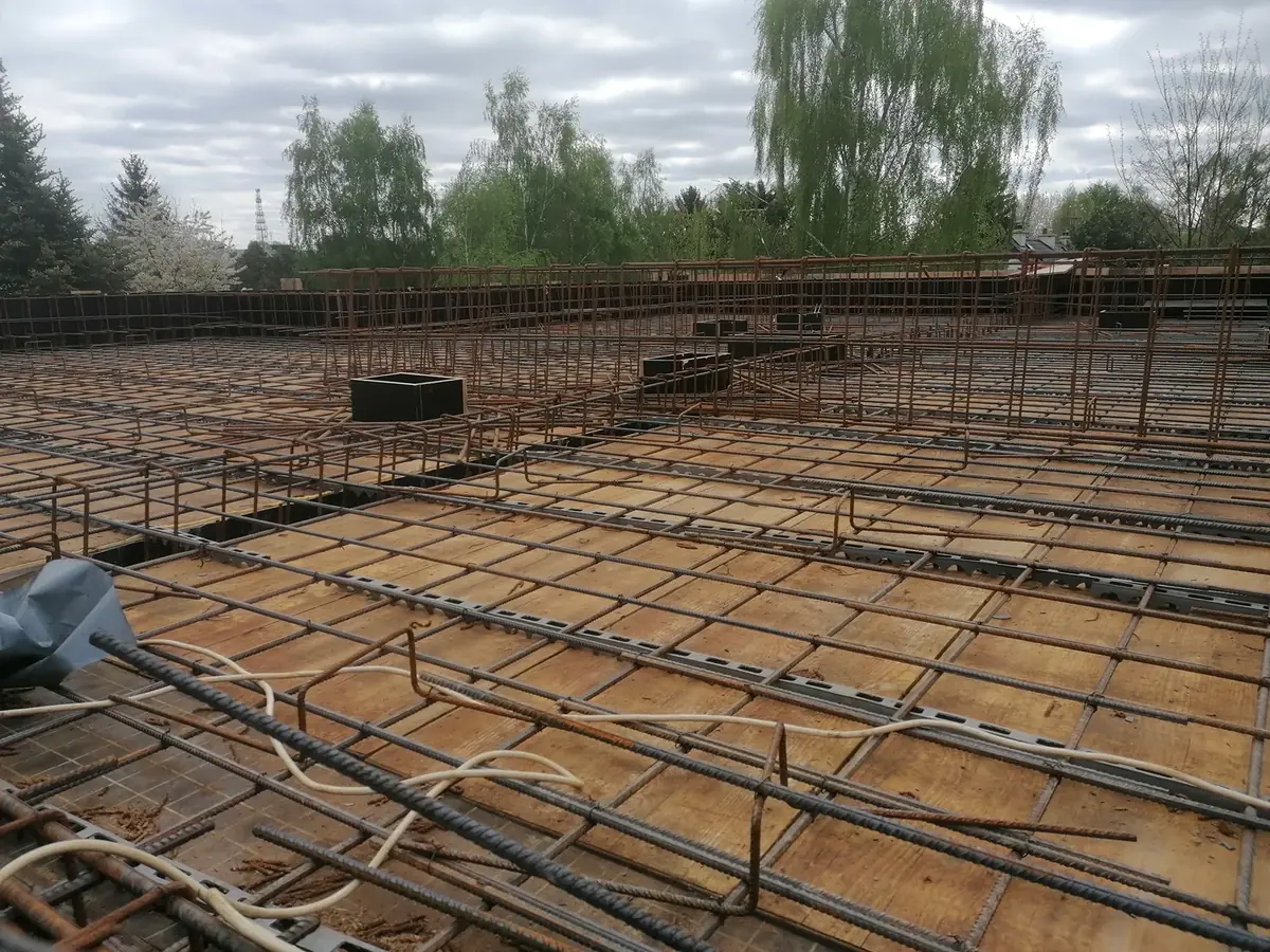 Zbrojenie płyty fundamentowej przy budowie domu jednorodzinnego Zbrojenie płyty fundamentowej przy budowie domu jednorodzinnego — Legionowo