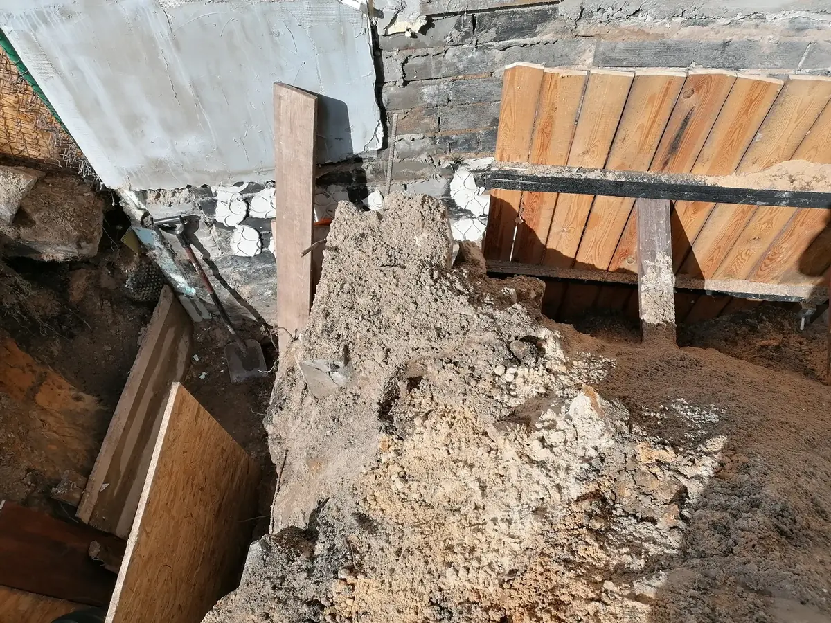 Odkopany fundament budynku podczas oceny stanu Odkopany fundament budynku podczas oceny stanu — Otwock