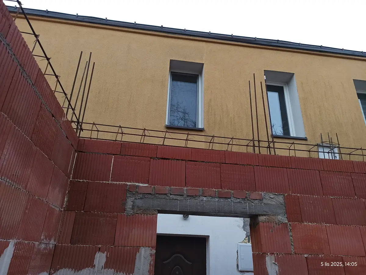 Mur z pustaków i szalunek wieńca przy rozbudowie Mur z pustaków i szalunek wieńca przy rozbudowie — Pruszków