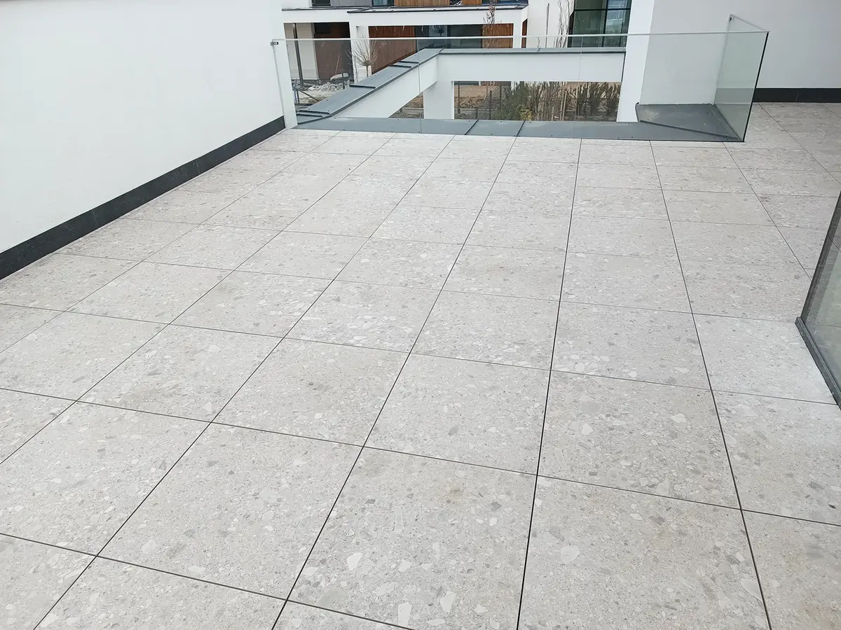 Taras wyłożony gresem po remoncie Taras wyłożony gresem po remoncie — Otwock