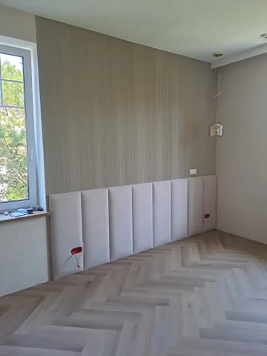 Wykończenia wnętrz Marki — Wykończenia wnętrz — pokój z podłogą ułożoną w jodełkę