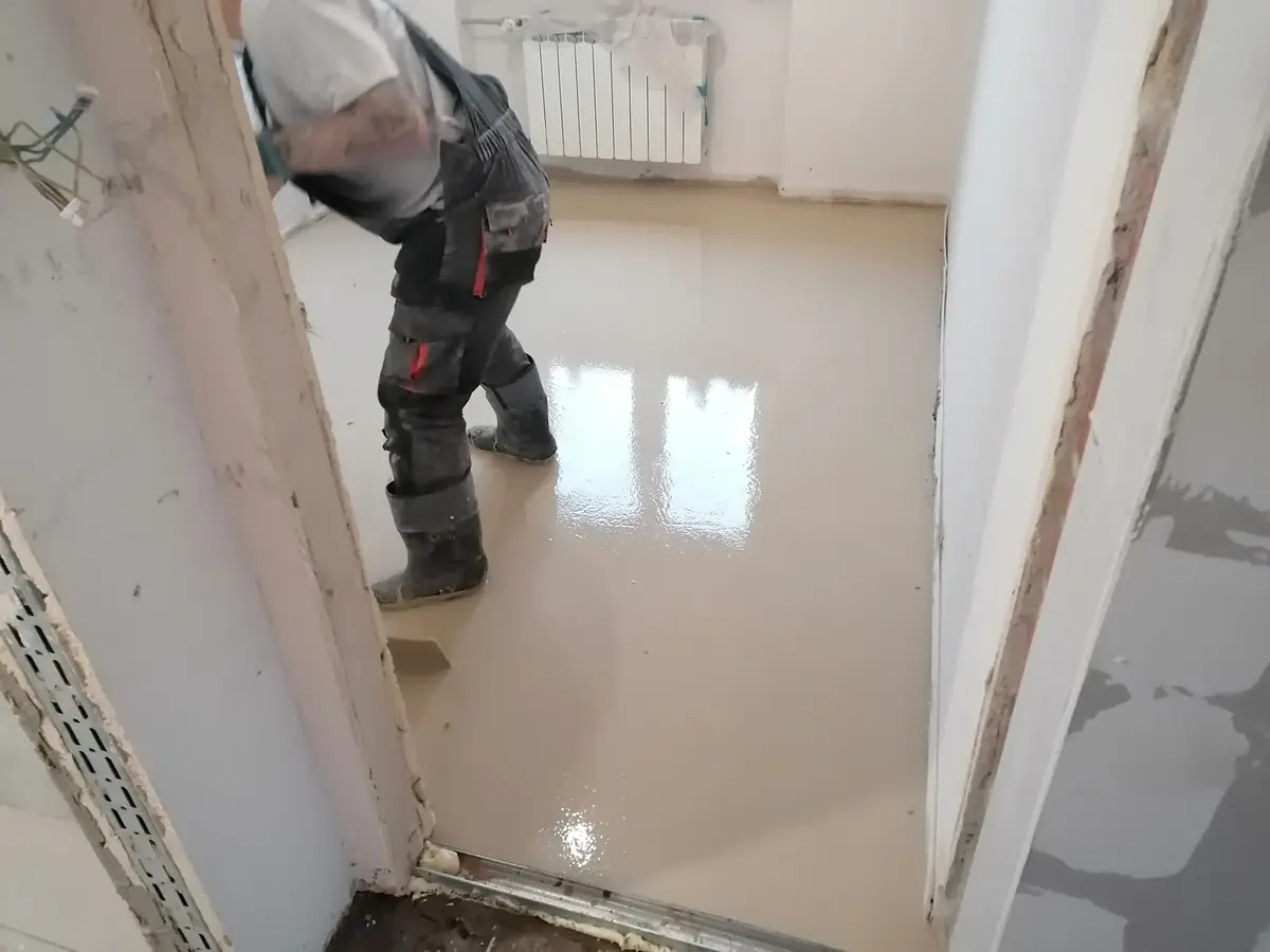 Prace wykończeniowe w remontowanym pokoju Prace wykończeniowe w remontowanym pokoju — Otwock