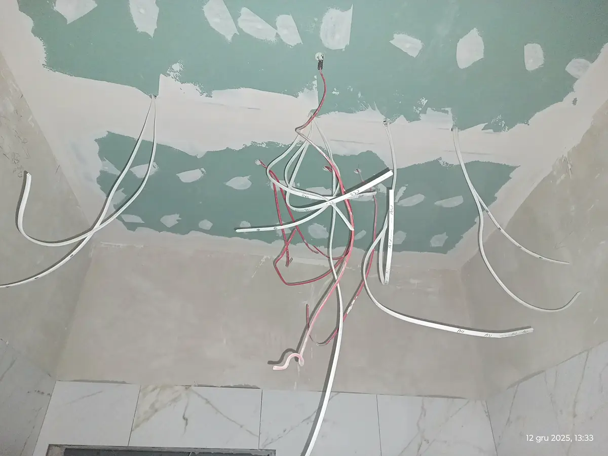 Instalacje elektryczne Warszawa Instalacje elektryczne Warszawa — Instalacje elektryczne — przewody na suficie przed zabudową