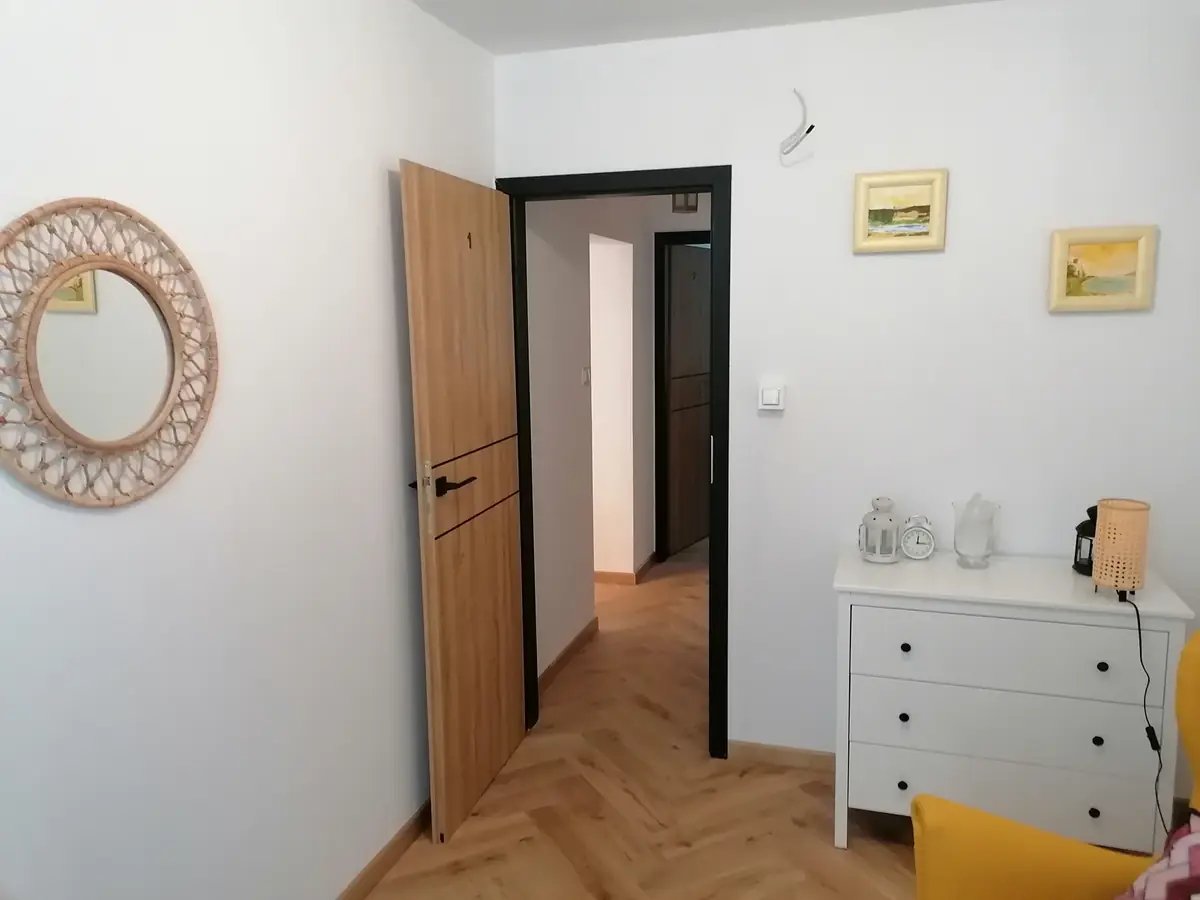 Pokój po wykończeniu z nową stolarką drzwiową — Marki